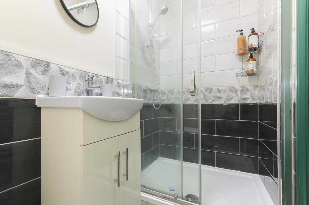 רוטרהאם Home From Home 4 Bed - Ideal For Workers & Great For Groups, Free Parking, Spacious, Pet Friendly Netflix מראה חיצוני תמונה