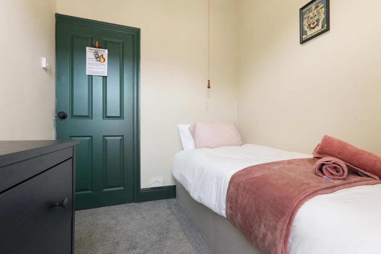 רוטרהאם Home From Home 4 Bed - Ideal For Workers & Great For Groups, Free Parking, Spacious, Pet Friendly Netflix מראה חיצוני תמונה