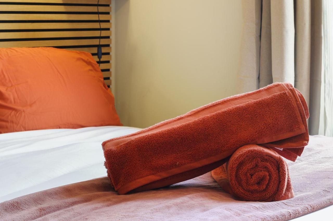 רוטרהאם Home From Home 4 Bed - Ideal For Workers & Great For Groups, Free Parking, Spacious, Pet Friendly Netflix מראה חיצוני תמונה